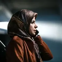 قایمکی ازش فیلم گرفته که ازش آتو بگیره تا تو این رابطه بمونه!