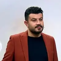 زمین خوردن مجری صداوسیما هنگام اجرای یک برنامه