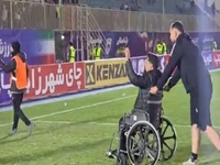 تشویق سعید اخباری توسط هواداران