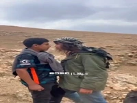 ایستادگی نوجوان فلسطین مقابل شهرک نشینی که قصد گرفتن زمین او را داشت