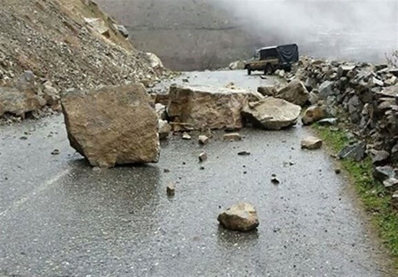 کوه در ورودی بخش جغین رودان ریزش کرد