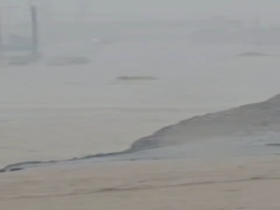 تصاویر عجیب از گرفتار شدن خودروها در سیل بندرعباس