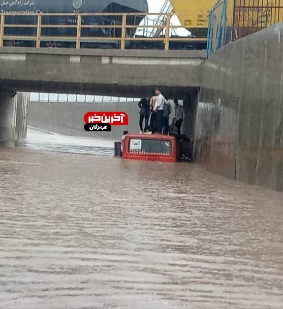 محاصره شدن مینیبوس با تمام سرنشینها در ورودی اسکله شهید رجایی بندرعباس