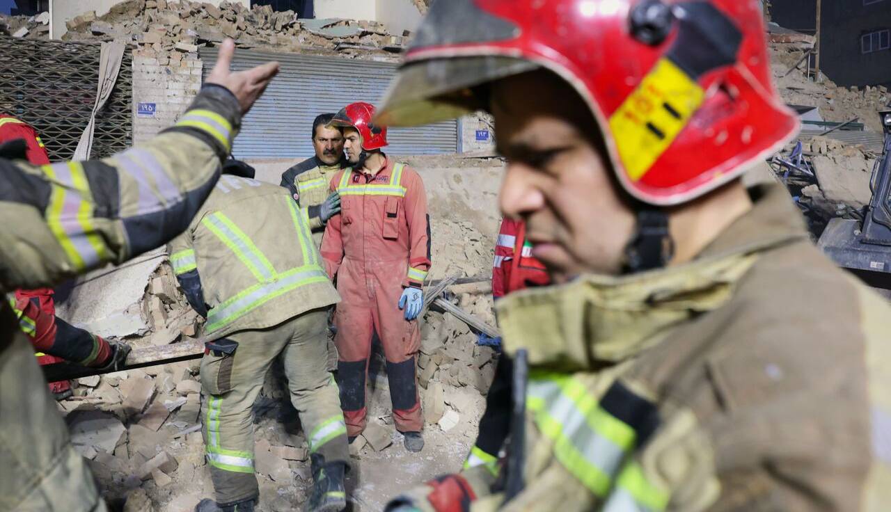 ریزش یک ساختمان در تهران؛ نجات زنده ۴ نفر از زیر آوار