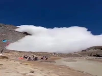 حرکت ابر بر روی قله سبلان و برخورد آن با دریاچه ساوالان