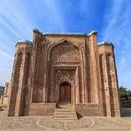 گنبد علویان ؛ از شاهکارهای معماری و گچبری در همدان