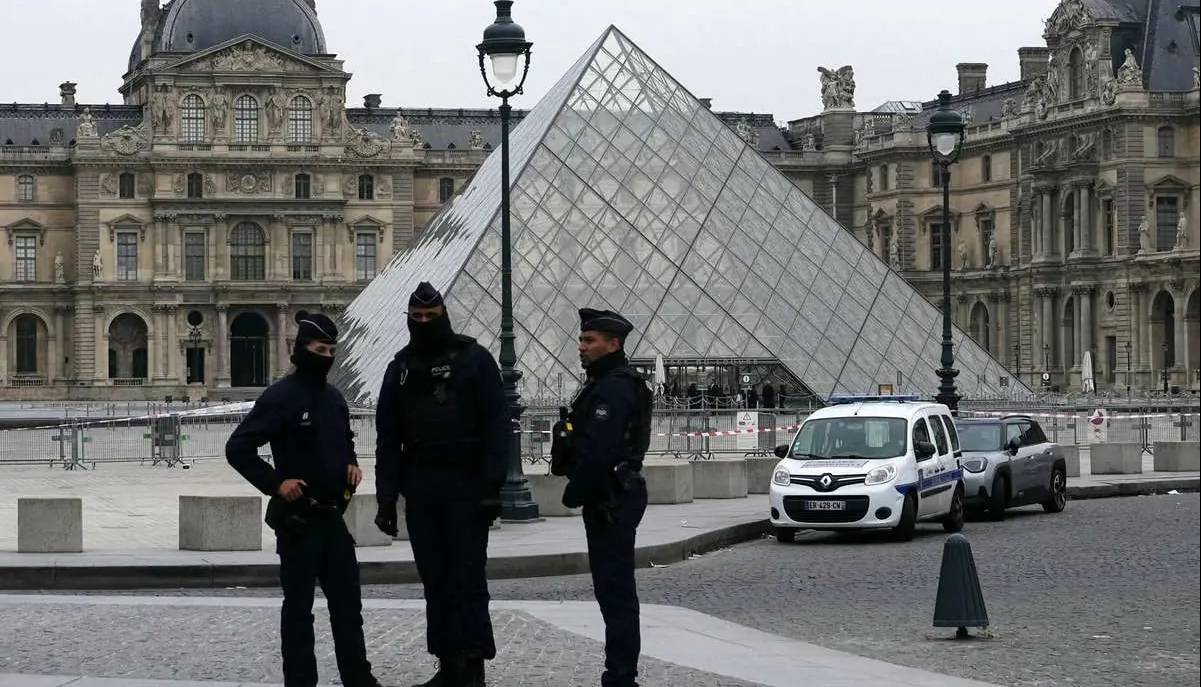 «لوور» تعطیل شد