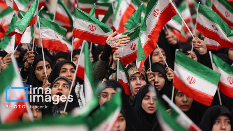 لزوم تقویت هویت ملی دانشآموزان/پرچم ایران در همه مدارس برافراشته شود