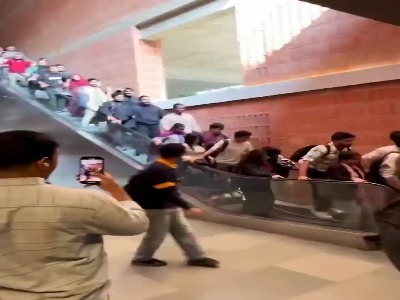 حادثه عجیب روی پلهبرقی در دانشگاه بنگلادش