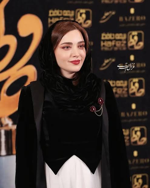 بهنوش طباطبایی از خاصترین استایلش در جشن حافظ رونمایی کرد