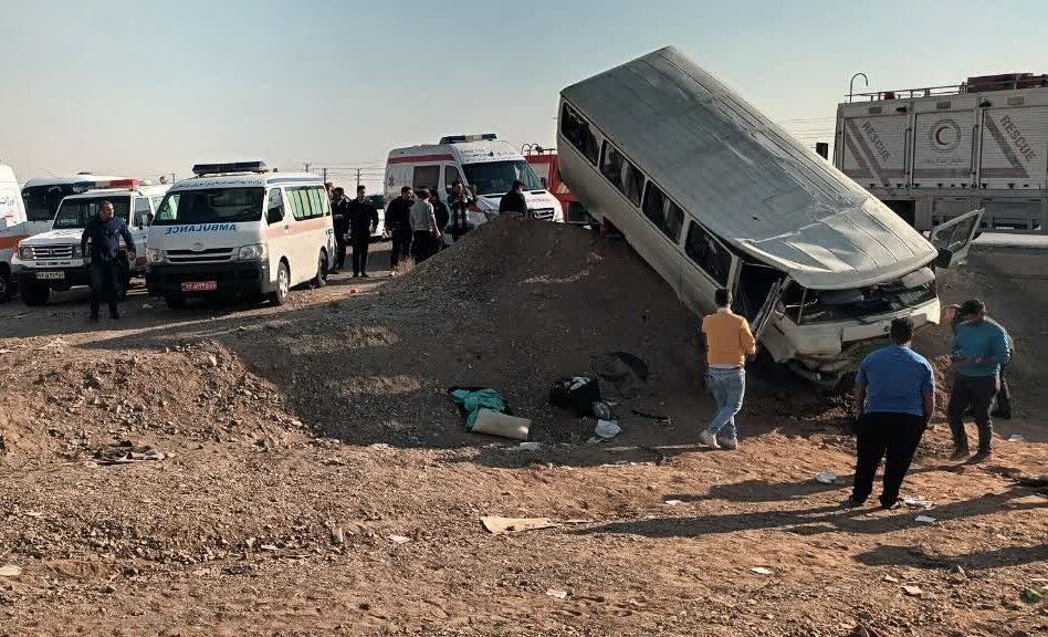 ۱۱ دانشآموز بر اثر انحراف مینیبوس از جاده در گرمسار مصدوم شدند