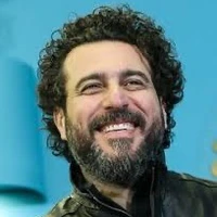 محسن کیایی در حال همخوانی با صدای علیرضا قربانی