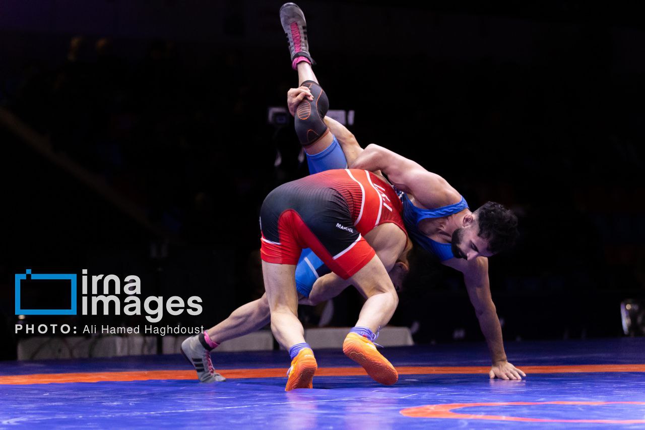نخستین روز مسابقات کشتی قهرمانی کشور