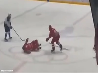 زمین خوردن رئیسجمهور بلاروس هنگام بازی هاکی