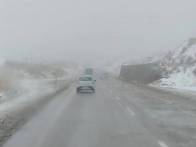 بارش برف و باران در ۱۰ محور مواصلاتی فارس؛ تجهیزات زمستانی همراه داشته باشید