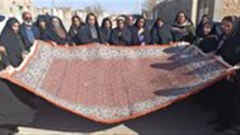 اهدای فرش به ستاد توسعه و بازسازی عتبات عالیات به همت بانوان روستایی