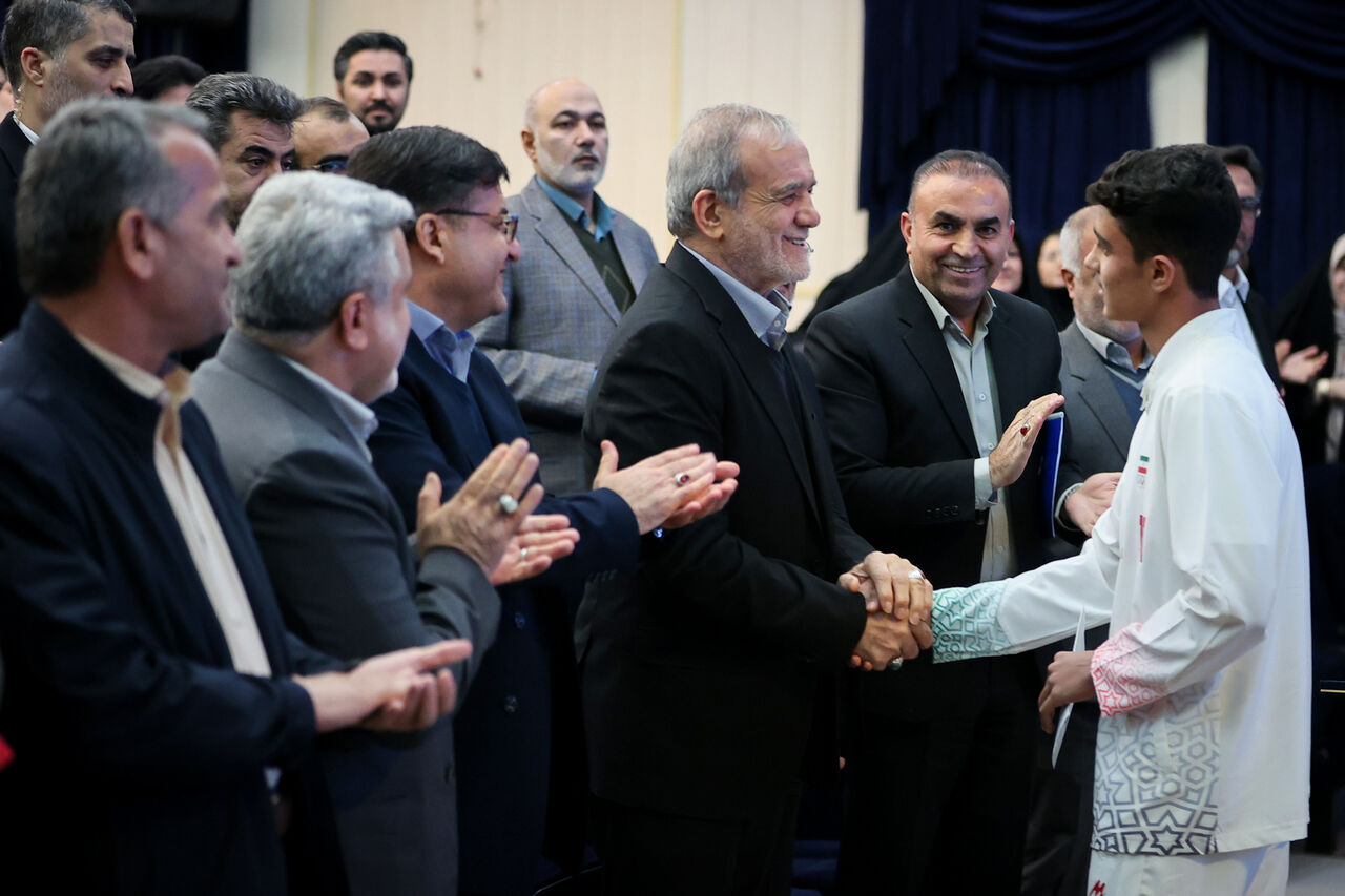 دانشآموز قهرمان جهان مدال خود را به رییسجمهور اهدا کرد