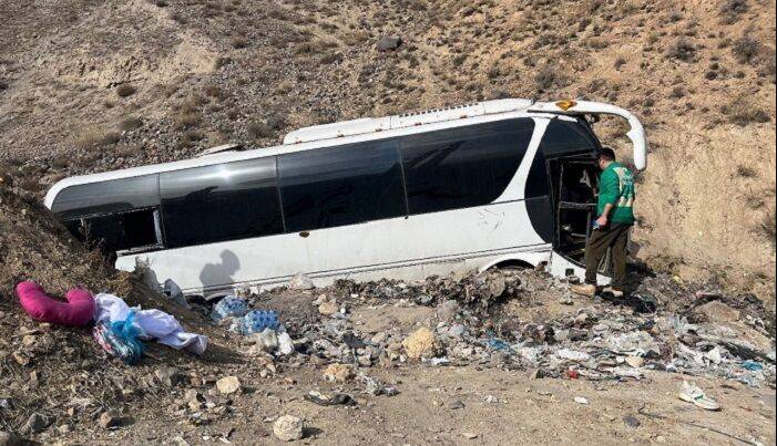 یک دستگاه اتوبوس در جاده هراز واژگون شد