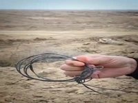 تفحص پیکر شهید با کیسه جیره جنگ و نوشته «مرگ بر آمریکا»