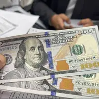 بلومبرگ: بازارهای مالی میلیاردها دلار روی سقوط دلار شرط بستهاند