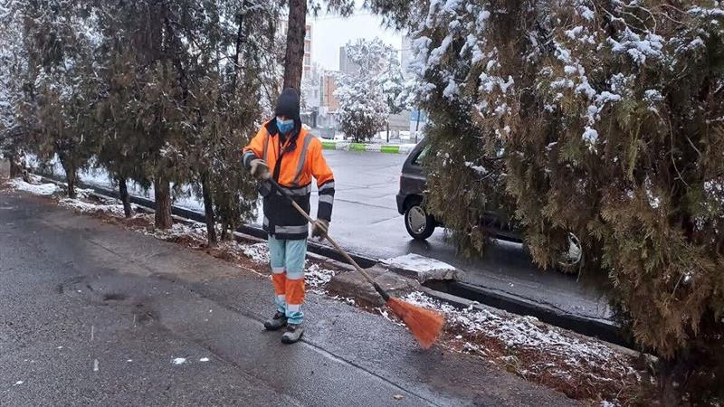 انجام وظیفه پاکبانانِ بیرجند در سوز سرما؛ روایت تلاش خاموش در صبحی برفی