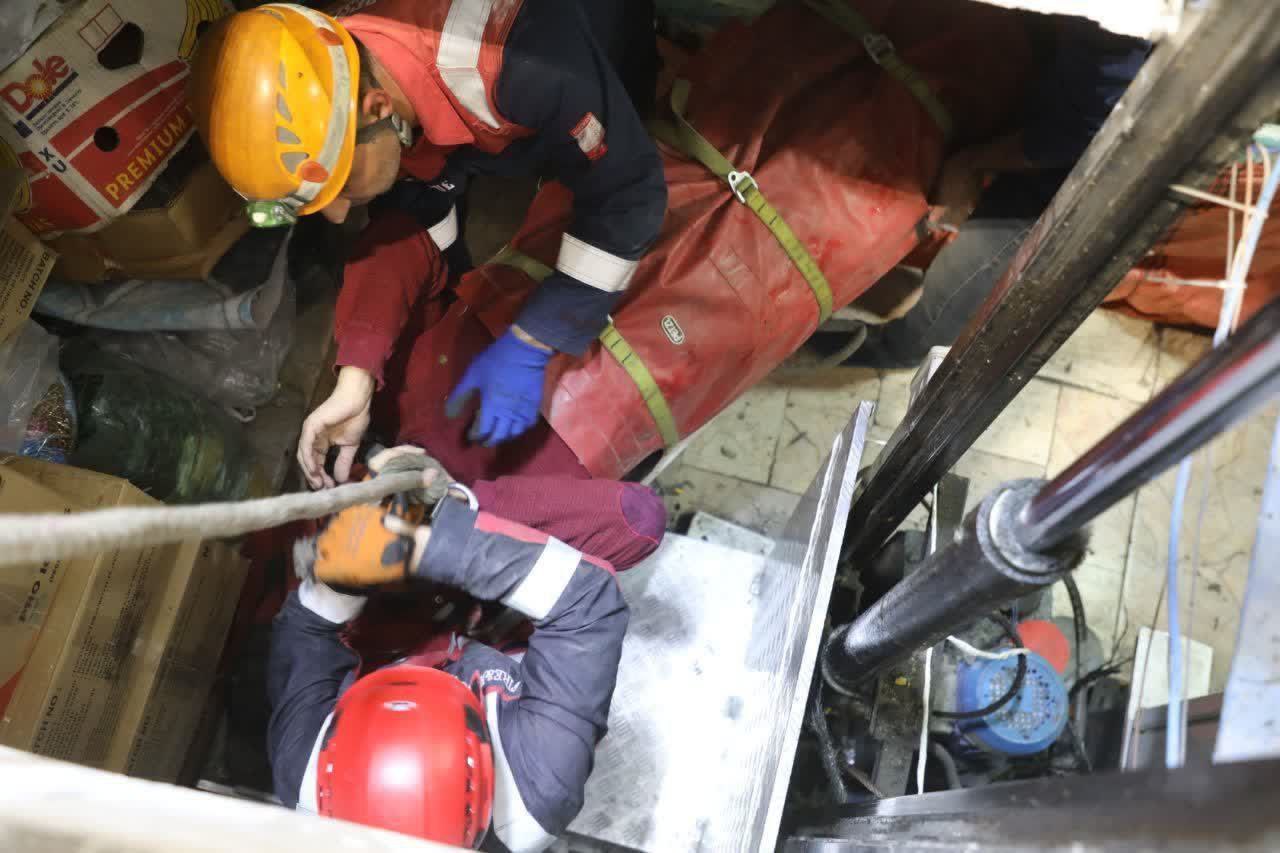 سقوط خطرناک کارگر همراه با بالابر در خیابان 17 شهریور مشهد