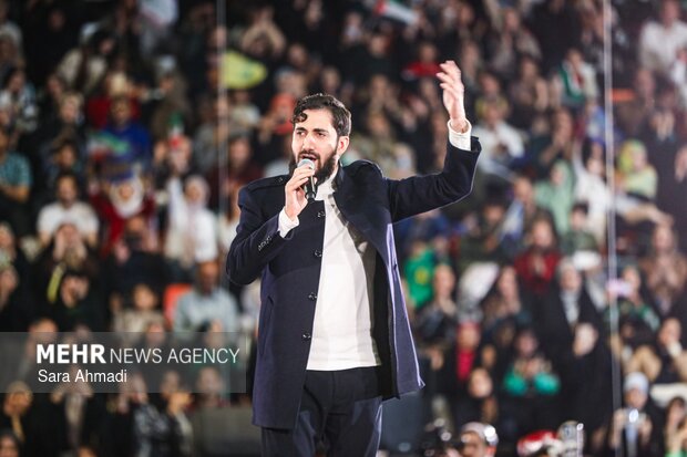 عکس/ جشن ۱۲ هزار نفری «در پناه زمان» در مشهد