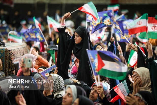 عکس/ جشن ۱۲ هزار نفری «در پناه زمان» در مشهد