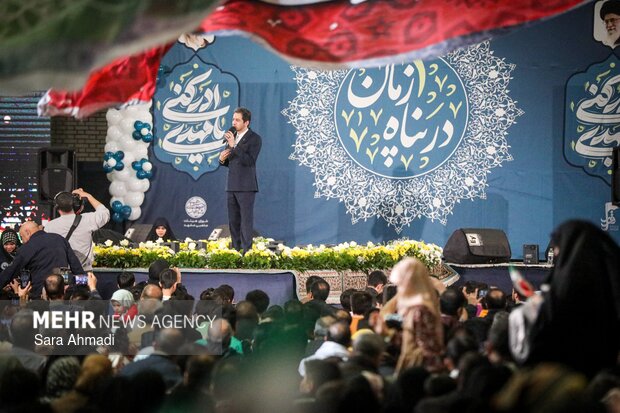 عکس/ جشن ۱۲ هزار نفری «در پناه زمان» در مشهد