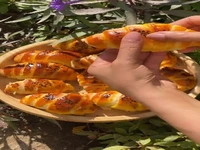 ساندویچ کروسانی که داخلش مرغه