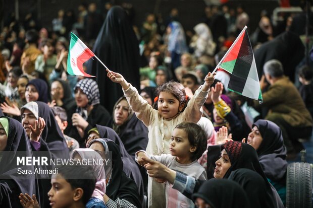 عکس/ جشن ۱۲ هزار نفری «در پناه زمان» در مشهد