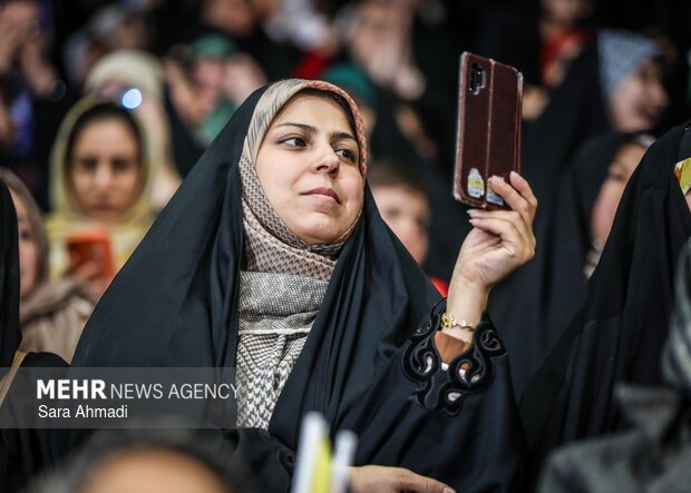 عکس/ جشن ۱۲ هزار نفری «در پناه زمان» در مشهد