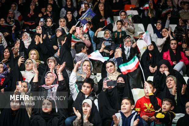 عکس/ جشن ۱۲ هزار نفری «در پناه زمان» در مشهد