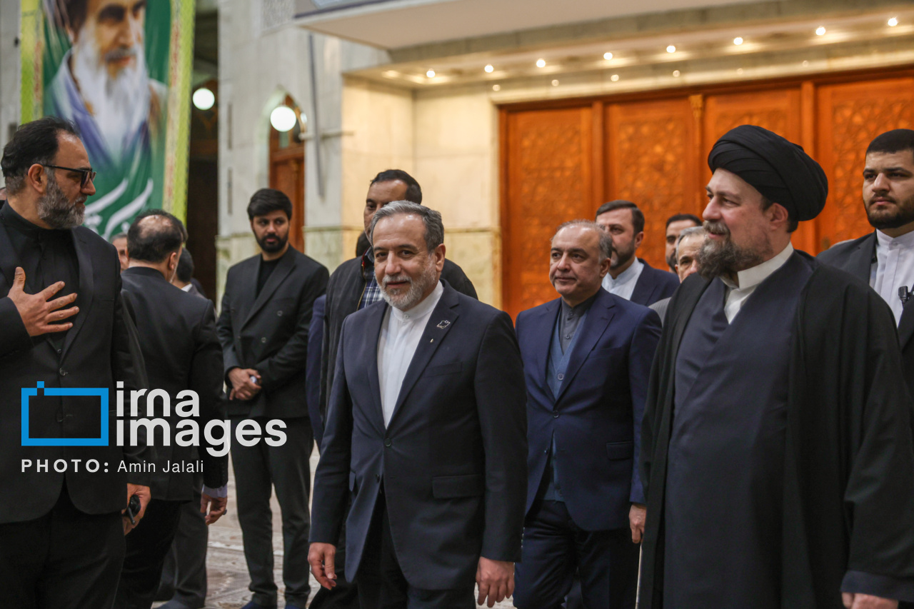 عکس/تجدید میثاق وزیر و کارکنان وزارت امور خارجه با آرمان‌های امام راحل