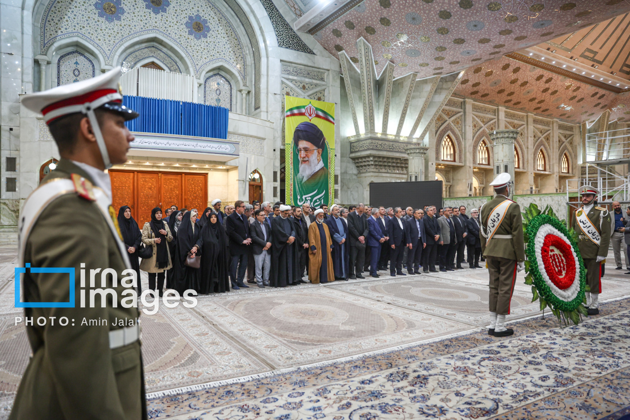 عکس/تجدید میثاق وزیر و کارکنان وزارت امور خارجه با آرمان‌های امام راحل