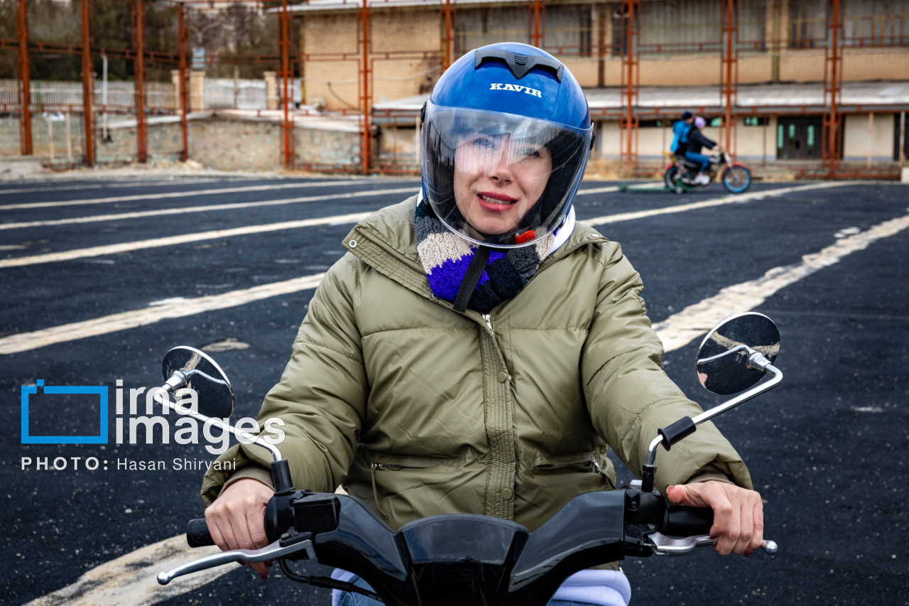 بانوان در انتظار گواهینامه موتور