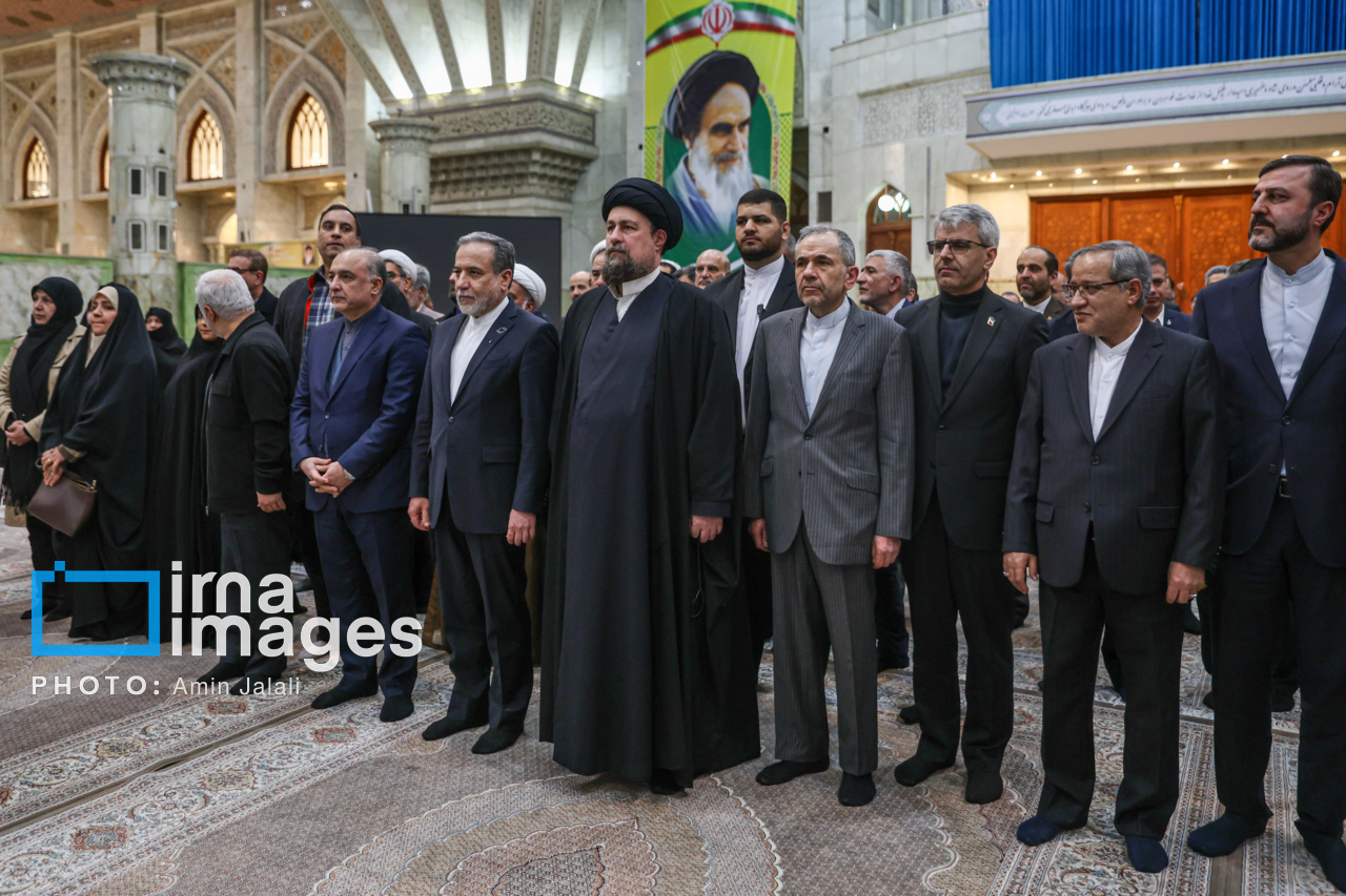 عکس/تجدید میثاق وزیر و کارکنان وزارت امور خارجه با آرمان‌های امام راحل