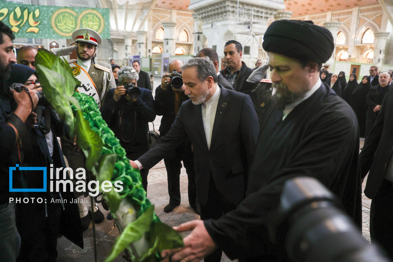 عکس/تجدید میثاق وزیر و کارکنان وزارت امور خارجه با آرمان‌های امام راحل