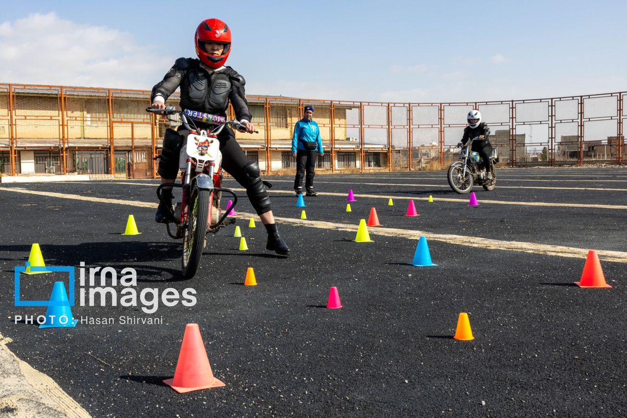 بانوان در انتظار گواهینامه موتور