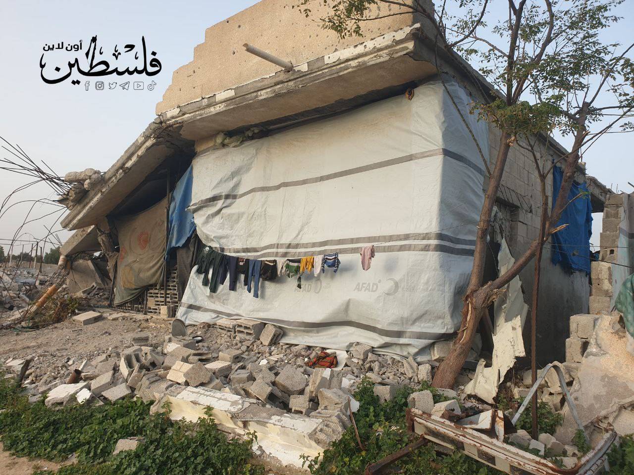 زندگی زیر سقف نیمه ویران