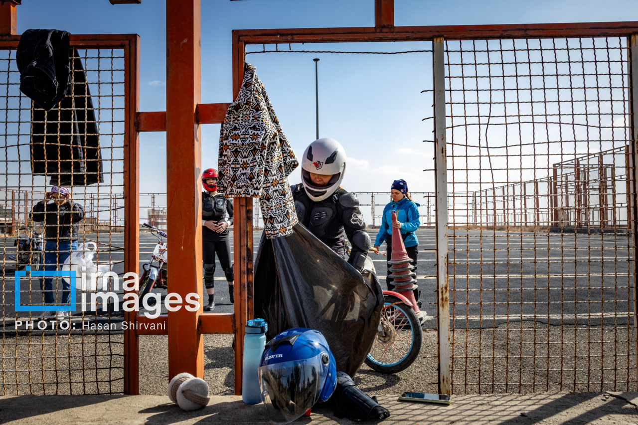 بانوان در انتظار گواهینامه موتور