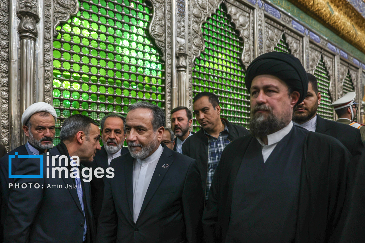 عکس/تجدید میثاق وزیر و کارکنان وزارت امور خارجه با آرمان‌های امام راحل