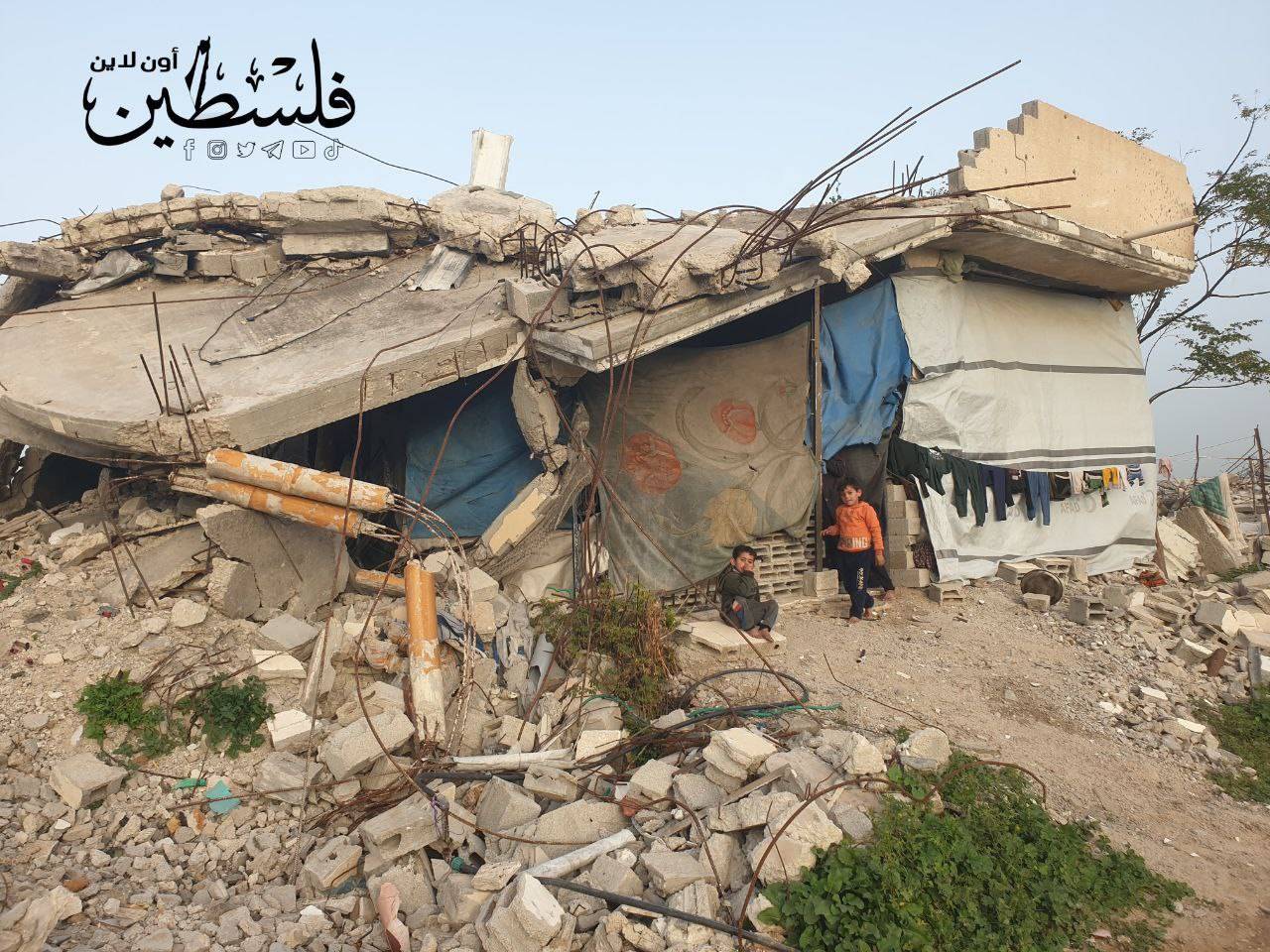 زندگی زیر سقف نیمه ویران