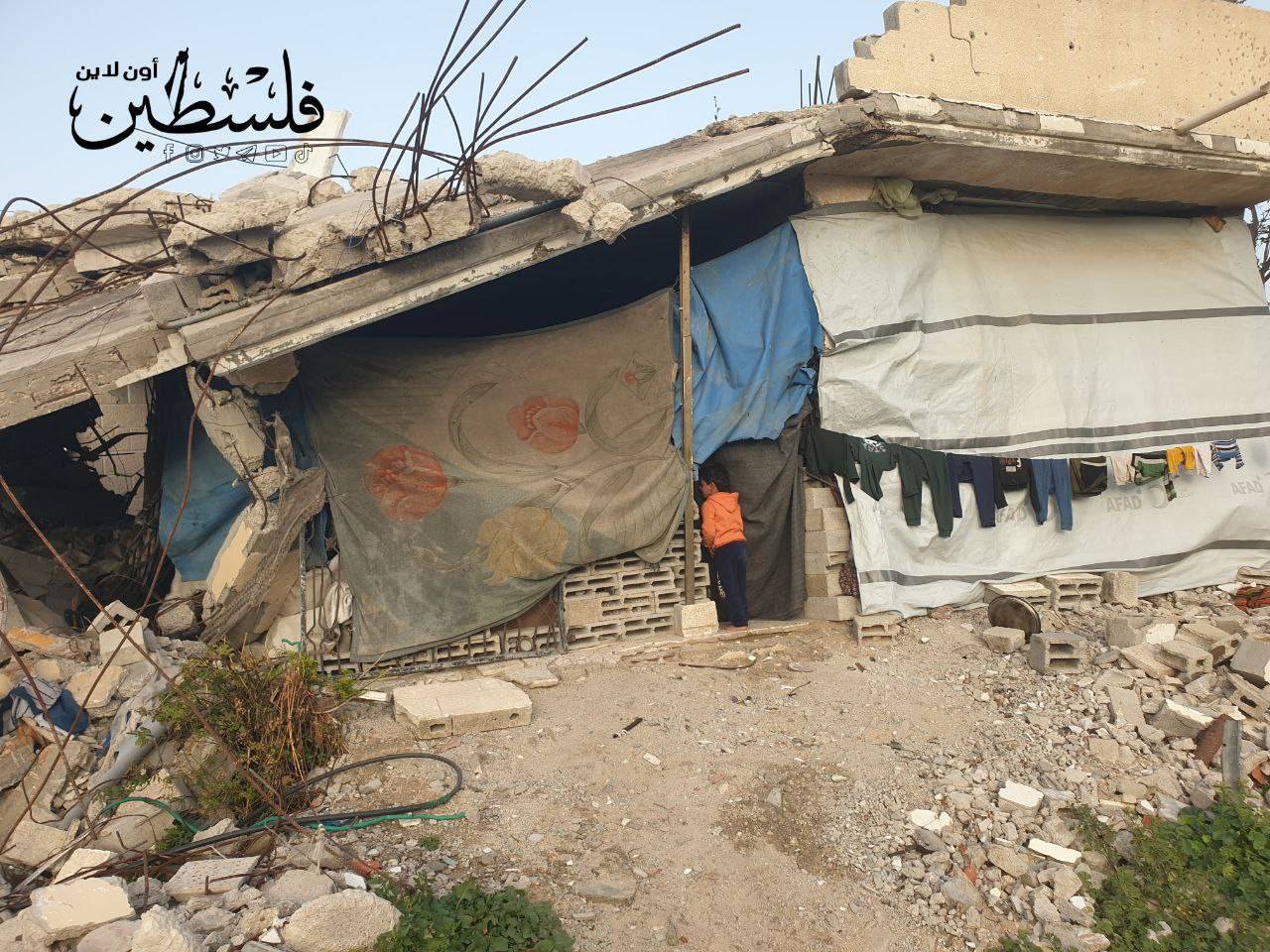 زندگی زیر سقف نیمه ویران