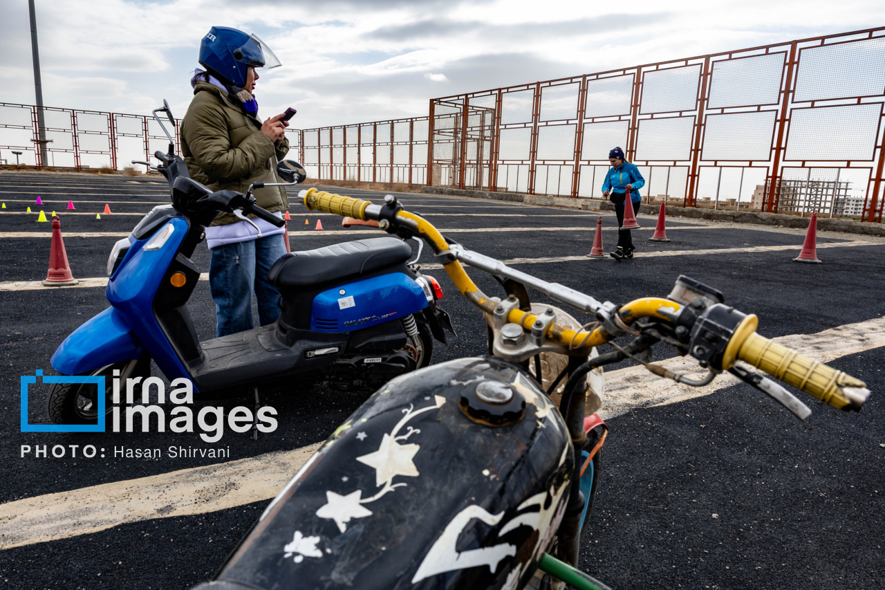 بانوان در انتظار گواهینامه موتور