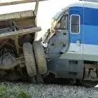 نجات معجزه‌آسای راننده کامیون از برخورد قطار در آمریکا