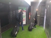 خروج بازیکنان ذوبآهن و فجر سپاسی از ورزشگاه فولادشهر