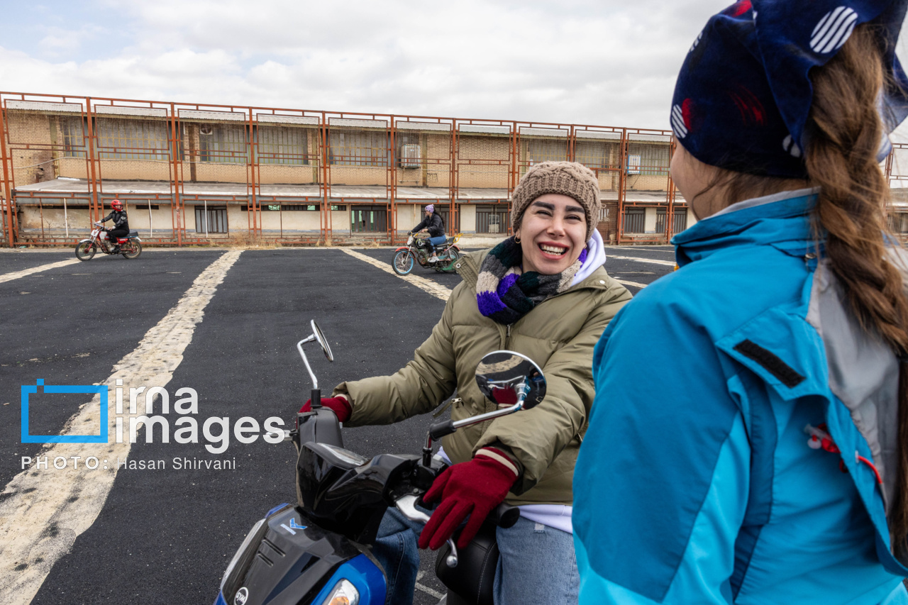 بانوان در انتظار گواهینامه موتور