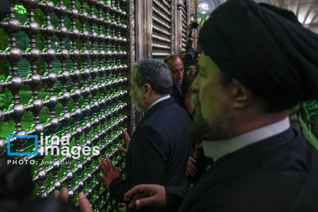 عکس/تجدید میثاق وزیر و کارکنان وزارت امور خارجه با آرمان‌های امام راحل