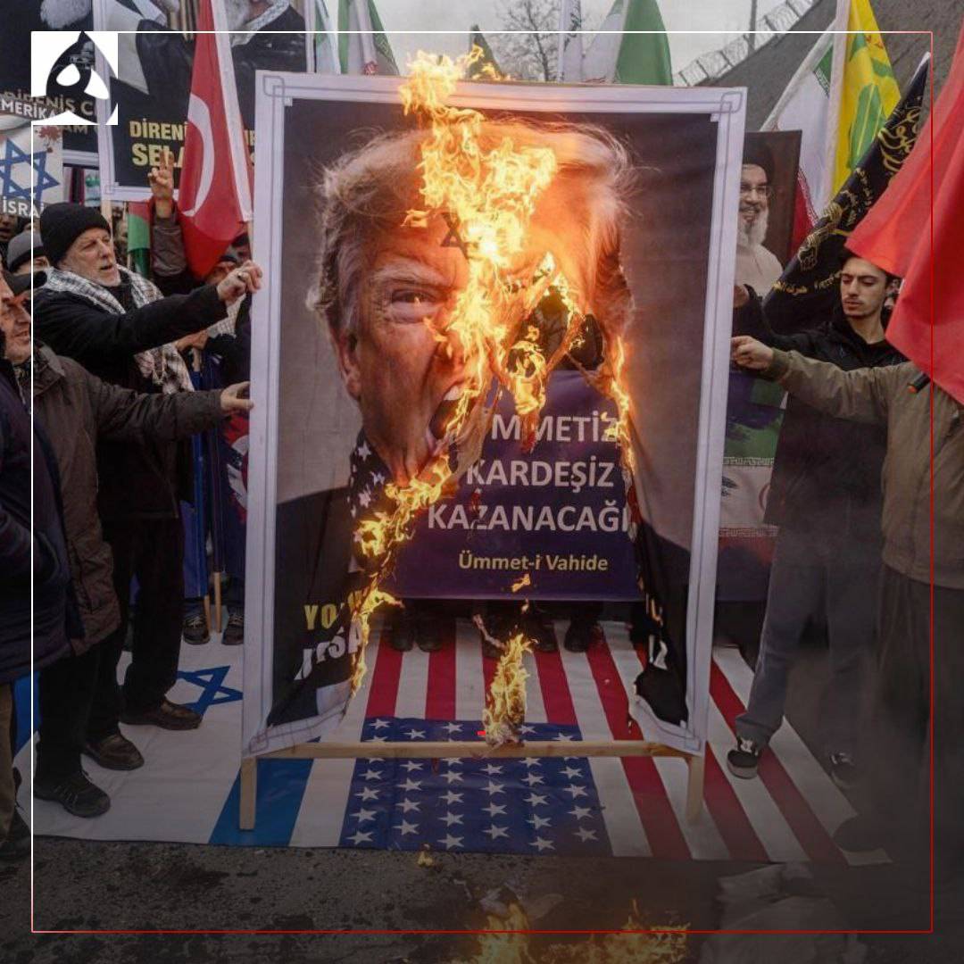 آتش زدن تصاویر ترامپ و نتانیاهو در مقابل کنسولگری آمریکا در استانبول
